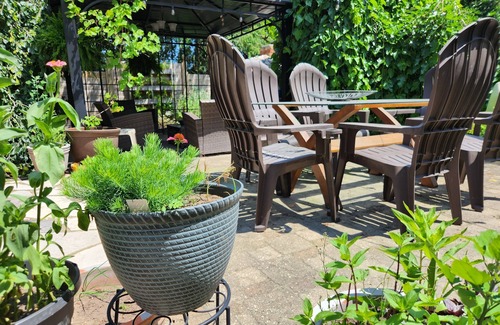 Warren House | Historic 4 Bedroom Home with Outdoor Pizza Oven