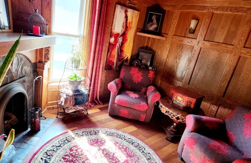 Warren House | Historic 4 Bedroom Home with Outdoor Pizza Oven