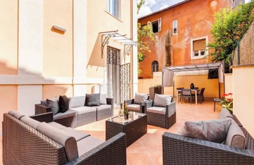 Monteverde Apartment | Historic 4-Suite Villa with Lush Gardens and Luxurious Hall in Romennnnnnn