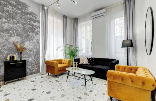 Monteverde Apartment | Historic 4-Suite Villa with Lush Gardens and Luxurious Hall in Romennnnnnn