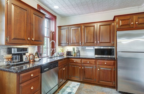 Lancaster House | Historic 7BR Retreat in DT Lancaster - LRG Groups!