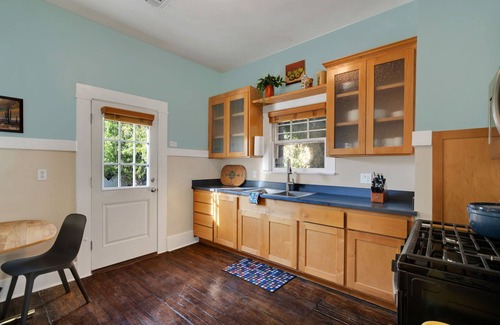 West University House | Historic adobe steps from 4th AVE, near U OF A, private yard, Dogs OK!