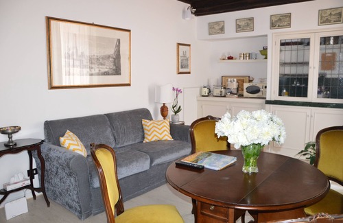 Rione IX Pigna Apartment | Historic Center - Elegant Apartment with Charming Antiques - Raffaello Inn