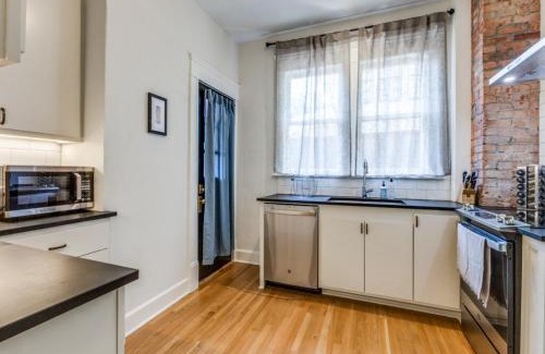Old East Dallas Apartment | Historic Central Dallas Apartment - Modern & Roomy