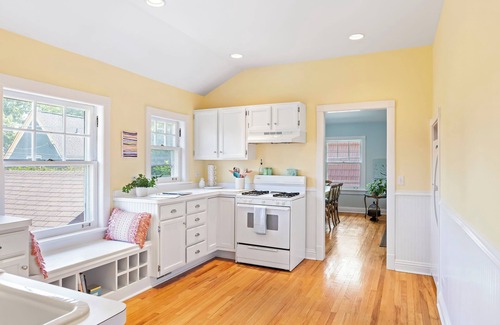 South Evanston House | Historic Coach House in Evanston One Block to Beach and Close to Town and NU!