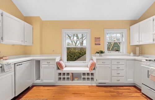 South Evanston House | Historic Coach House in Evanston One Block to Beach and Close to Town and NU!
