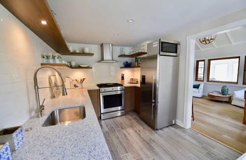 Avon Cottage | Historic Cottage Overlooking Twilight Lake - Walk To Beach And Bay Head Village
