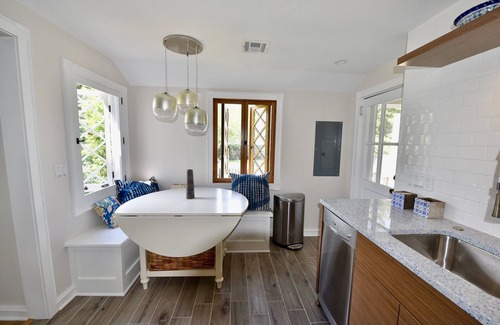 Avon Cottage | Historic Cottage Overlooking Twilight Lake - Walk To Beach And Bay Head Village