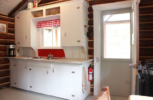 Clinton Cabin | Historic Cowboy LogCabin on Working Ranch, private&surrounded by nature,LoonLake