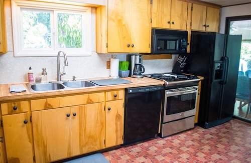 Creswell House | Historic Creswell Farmhouse Pool+New Spa - 13 min to Eugene, U of O, & Wineries!