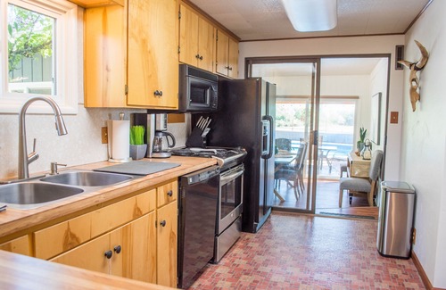 Creswell House | Historic Creswell Farmhouse Pool+New Spa - 13 min to Eugene, U of O, & Wineries!