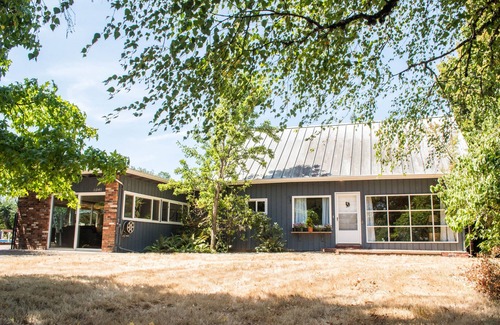 Creswell House | Historic Creswell Farmhouse Pool+New Spa - 13 min to Eugene, U of O, & Wineries!