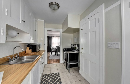 Shaker Heights Apartment | Historic District 2BR on 2nd Floor near Cleveland Clinic ~ Safe & Quiet Area
