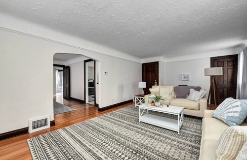 Shaker Heights Apartment | Historic District 2BR on 2nd Floor near Cleveland Clinic ~ Safe & Quiet Area