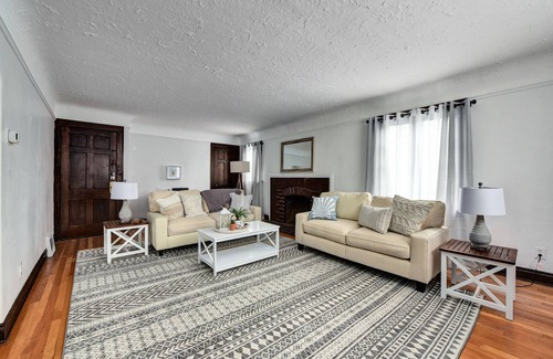 Shaker Heights Apartment | Historic District 2BR on 2nd Floor near Cleveland Clinic ~ Safe & Quiet Area