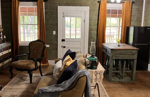 Washington Cabin | Historic Dog-Trot cabin huge porch Farm-stay