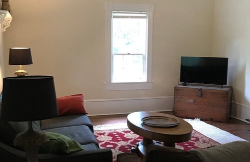Watkinsville House | Historic downtown Watkinsville cottage
