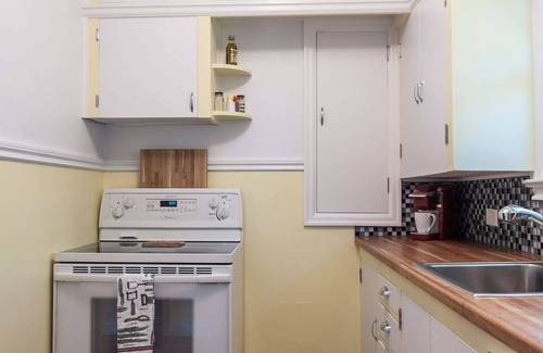 Old Bend Condo | Historic Drake Cottage 30 Day Rental. Across from Drake Park, Mirror Pond, downtown Bend. Furnished.