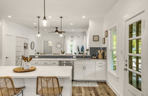 Clarksville House | Historic DT Bungalow | Sleeps 10 | Walk Everywhere
