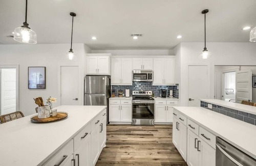 Clarksville House | Historic DT Bungalow | Sleeps 10 | Walk Everywhere