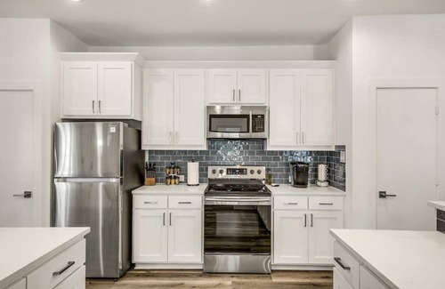 Clarksville House | Historic DT Bungalow | Sleeps 10 | Walk Everywhere