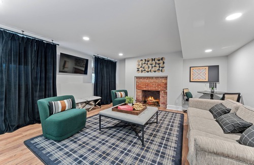 Bowling Green House | Historic Farmhouse Mansion w/8 working fireplaces