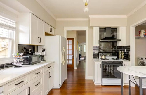 Ohio City House | Historic Gem Entire Home Mins 2 Mrkt, Dwntwn, & Trails, 2 King Beds, Arcade