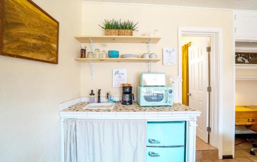 Sam Hughes House | Historic Guesthouse 2 Blocks from the UofA, Low Summer Rates!