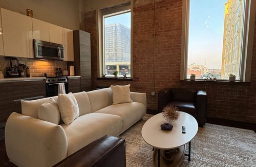 McLean Apartment | Historic Heart of Dallas ll Pool View
