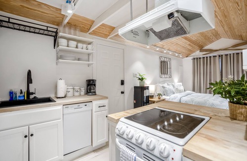 Greater Heights Apartment | Historic Heights Rustic Urban Tiny Cabin