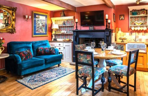 Honley House | Historic Hidden Gem-10mins walk to Holmfirth, Log Burner,Easy Parking
