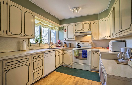 Roxbury House | Historic House w/Record Player, Walk to Downtown!