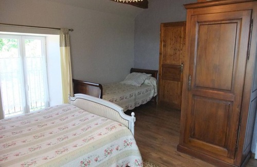 Choye Bed & Breakfast | Historic house with guest rooms and enclosed park in Choye