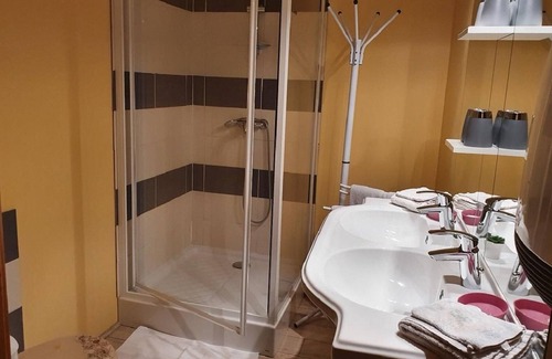 Choye Bed & Breakfast | Historic house with guest rooms and enclosed park in Choye