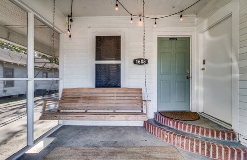 Freetown - Port Rico House | Historic Jefferson St Retreat 4 Bedrooms + Garden & Parkin