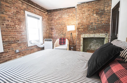 Kingston House | Historic Kingston 1800s Waterfront Townhouse - /Backyard /BKLYN Loft /Modern