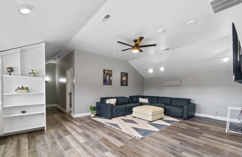 West Central Apartment | Historic Mansion Penthouse Apt w/CityViews