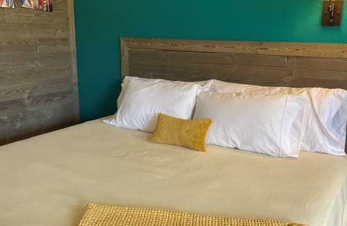 Cleveland Hotel | Historic Mora Inn and RV Park