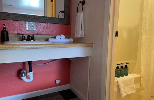Cleveland Hotel | Historic Mora Inn and RV Park