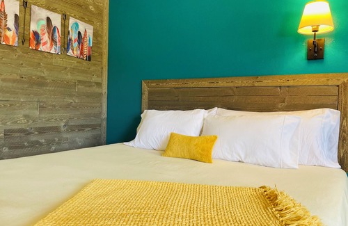 Cleveland Hotel | Historic Mora Inn and RV Park