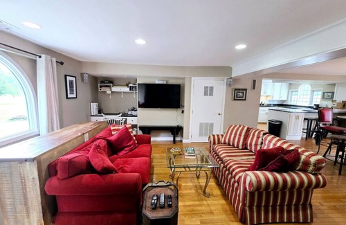 Suffield House | Historic Nature Haven
