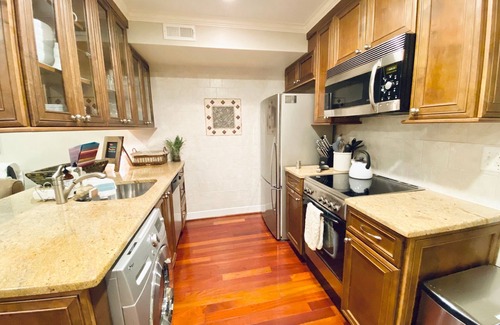Old Town West Apartment | Historic Old Town, Walk to Metro/King St, Dogs OK!