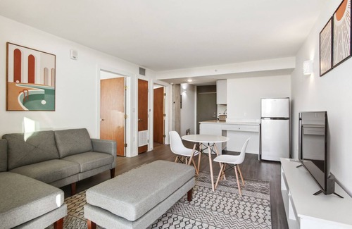 Viavant - Venetian Isles Hotel | Historic One Bedroom with a Sweeping City View