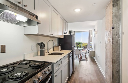 Viavant - Venetian Isles Hotel | Historic One Bedroom with a Sweeping City View