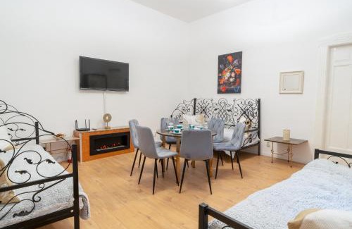 Cluj-Napoca City Centre Villa | Historic Palace in main square-Unirii Plazza