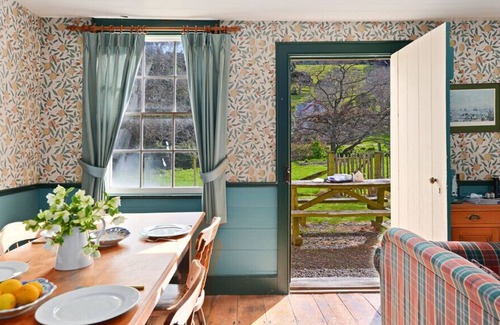 Robinsons Bay Cottage | Historic Pavitt Cottage - Robinsons Bay Holiday Home