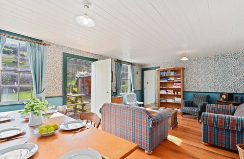 Robinsons Bay Cottage | Historic Pavitt Cottage - Robinsons Bay Holiday Home