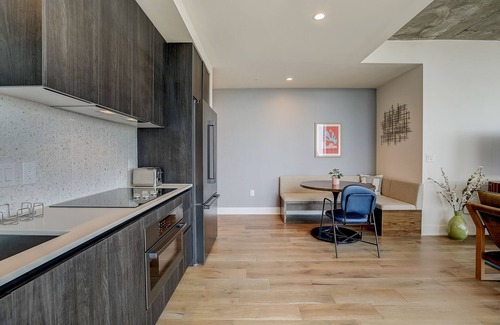 Rainey Street Historic District Condo | Historic Rainey Street condo w/balcony, rooftop pool, fitness center - dog ok