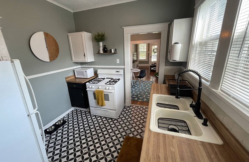 Evergreen House | Historic Revival 2BR Midtown Memphis Free Parking