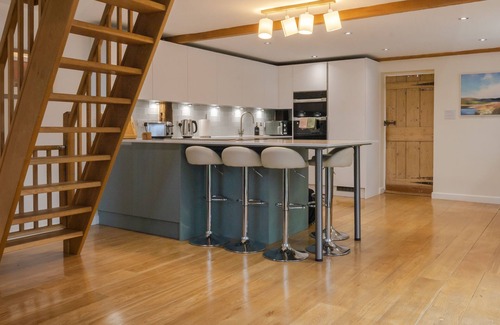 Godmanchester House | Historic Riverside Retreat ~ Walk to Pubs ~Garden